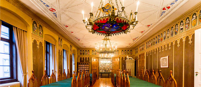 Photo einer Waldwiese mit wei&szlig;en Blumen