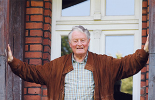 Photo Rolf Seelmann-Eggebert vor einem Gebäude