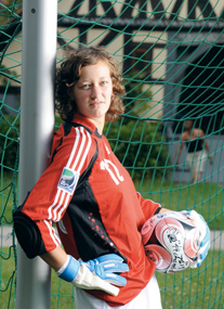 Photo ehrgeizige Fußballerin, die Oliver Kahn nacheifert