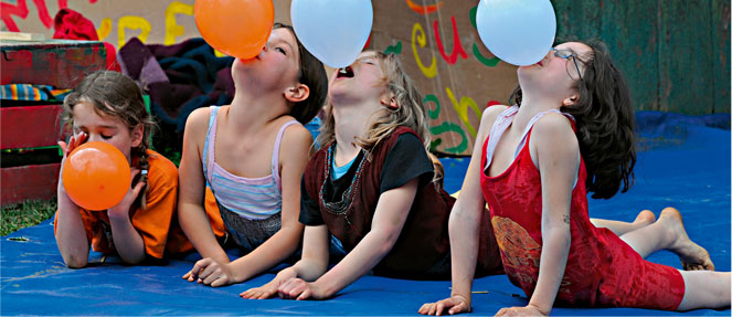 Photo alter, schöner verwurzelter Baum