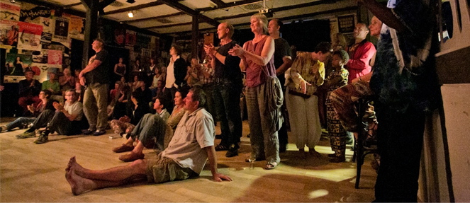 Photo alter, schöner verwurzelter Baum